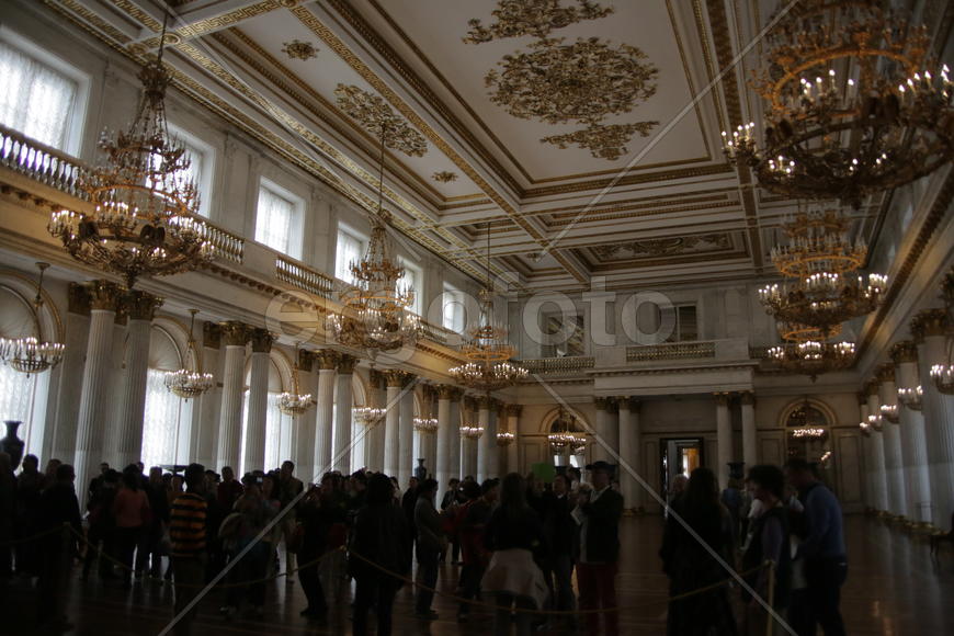 Туристы в музее Эрмитаж. Санкт-Петербруг