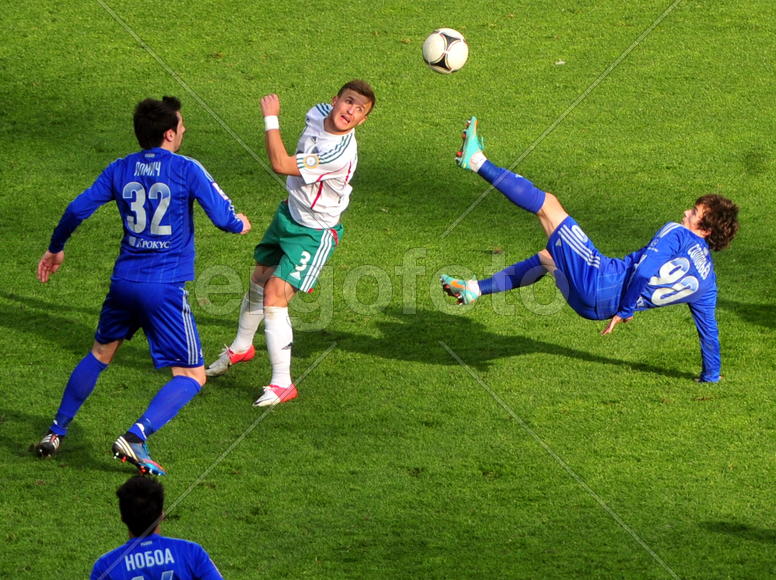 футболисты на поле