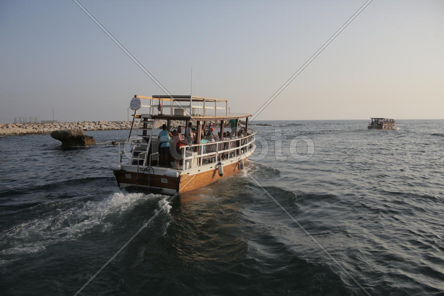 Туристический прогулочный катер с пассажирами. Ливан 