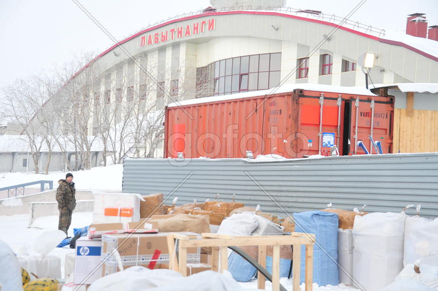 Разгрузка почты на станции Лабытнанги Ямало-ненецкий  автономный округ. Город Салехард, поселок Лабы