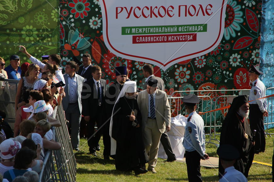 Русское поле. Священник