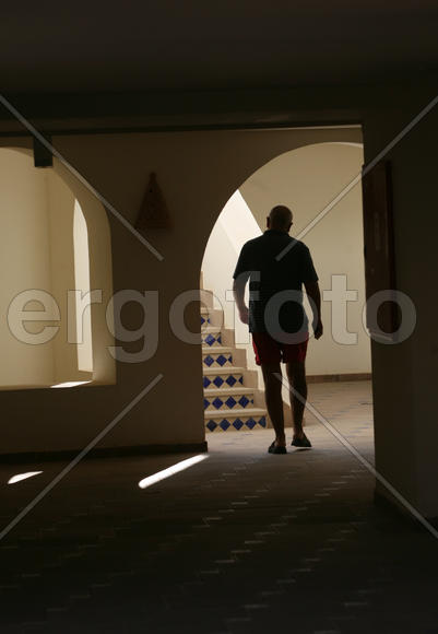 Человек идет