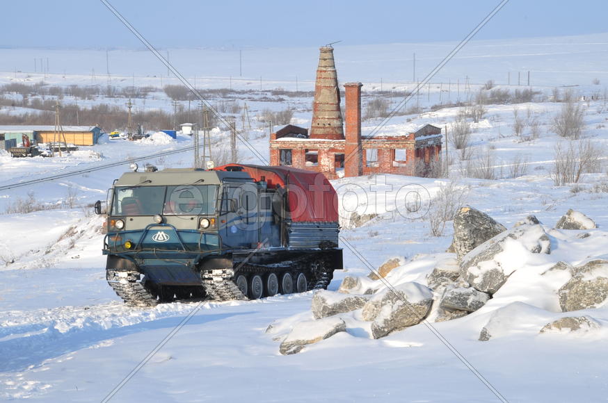 Тундра. Остатки цементного завода бывшей колонии. Ямало-ненецкий  автономный округ. Город Салехард, 