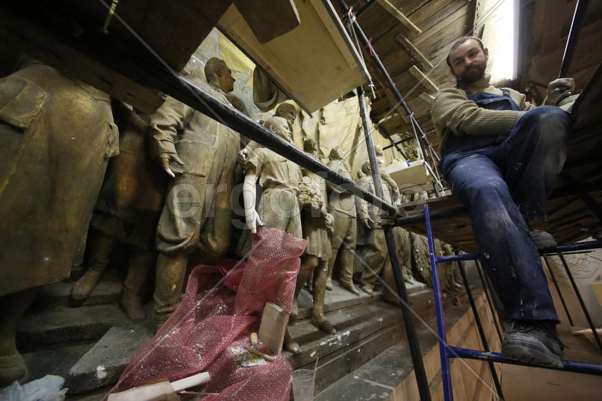 Барельеф Евгения Вучетича в Центральном павильоне на ВДНХ