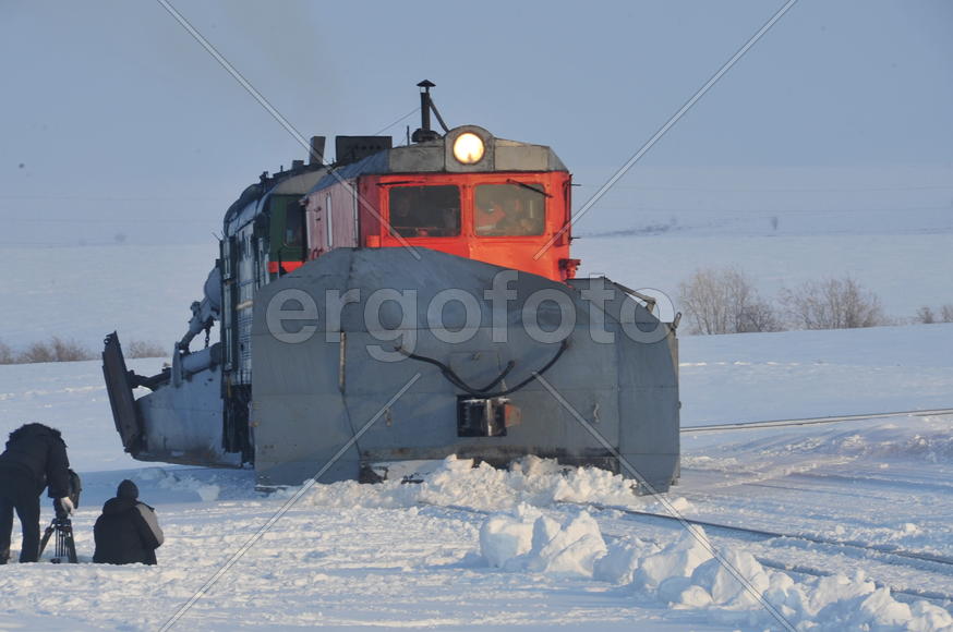 Чистка снега в тундре. Ямало-ненецкий  автономный округ. Город Салехард, поселок Лабытнанги. фото Се