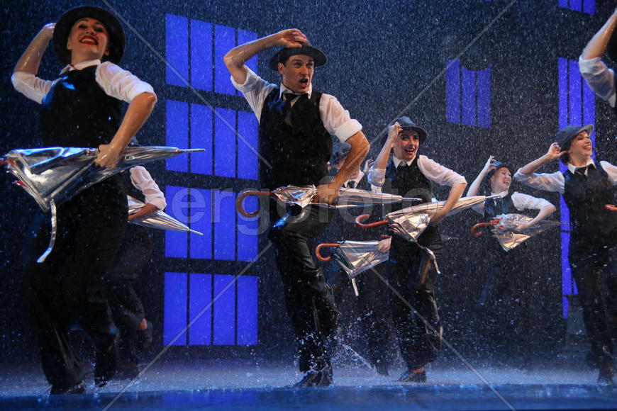 Премьера мюзикла "Поющие под дождем"