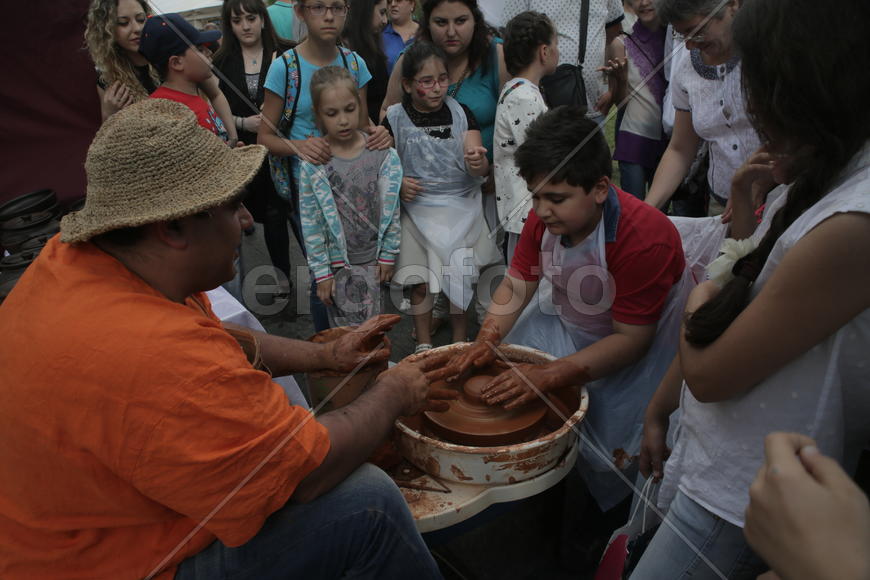 Гончар Ваган Енгоян. Праздник "Абрикос" в парке Музеон, 10 июля 2016 года. 