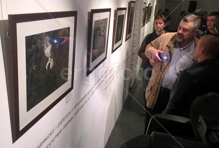 Муниципальный депутат Николай Брумель на выставке в галерее Братьев Люмьер. 