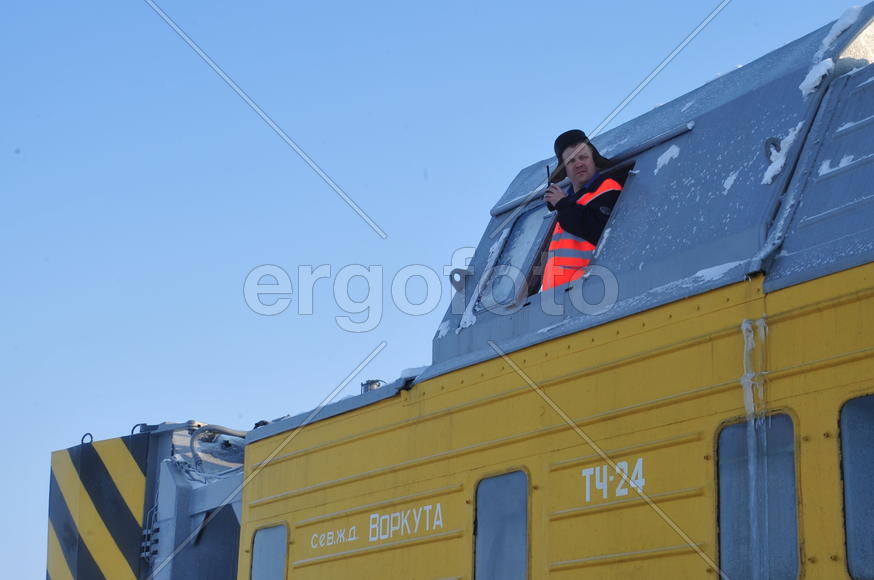Чистка снега в тундре. Ямало-ненецкий  автономный округ. Город Салехард, поселок Лабытнанги. фото Се