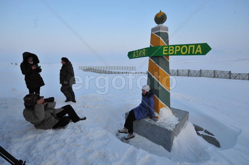 ѕам€тный знак на границе ≈вропы и јзии. ямало-ненецкий  автономный округ. √ород —алехард, поселок Ћа