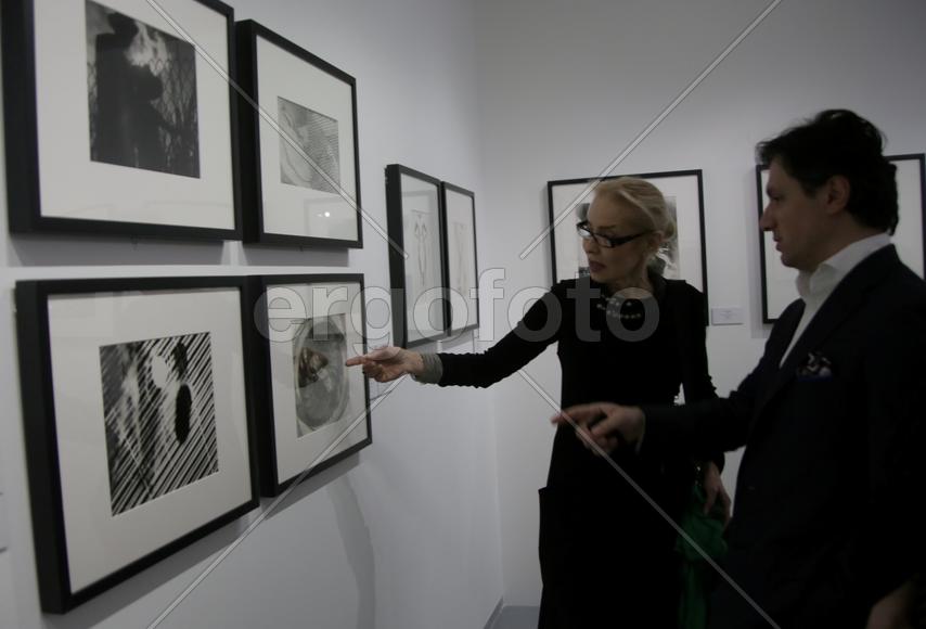 Директор МАММ Ольга Свиблова показывает работы японского фотографа Осаму Сиихара Тамазу Манашерову