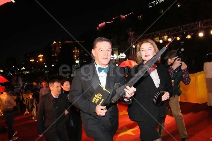 Вербицкая с мужем, Премьера мюзикла "Поющие под дождем"