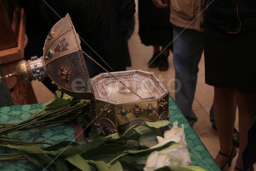 Мощи  русского святого, преподобного Силуана Афонского в в храме Великомученика Никиты 