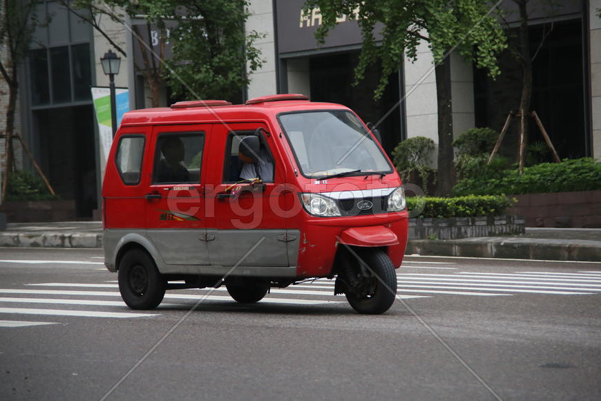 Город Чунцин, Китай.  Трехколесный автомобиль.