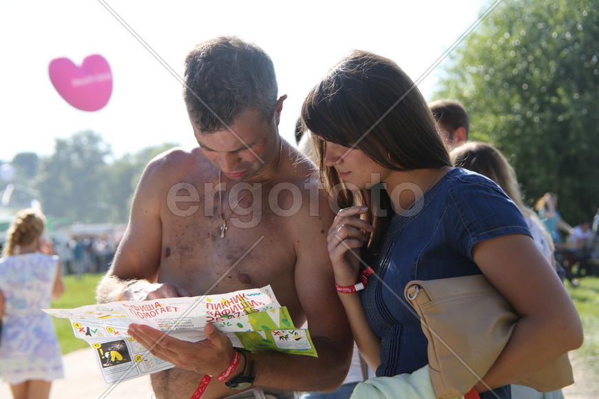 Пара изучает схему