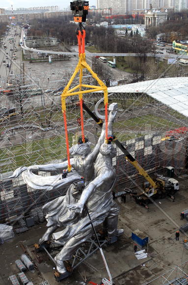 Реставрация статуи "Рабочий и колхозница"