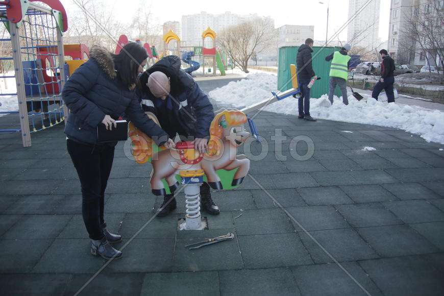 Инженер по благоустройству РЭУ-5 управы Люблино Ольга Лебедева и плотник РЭУ-5 Иван Алексеев 