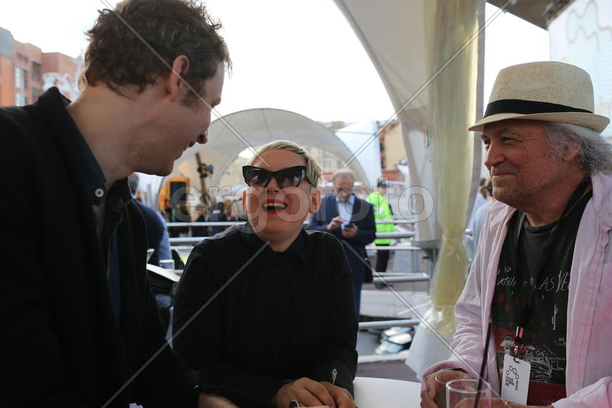 Художники Том Биль, Катя Бочавар и Гэри Хилл 6-ая ежегодная выставка гибридного искусства