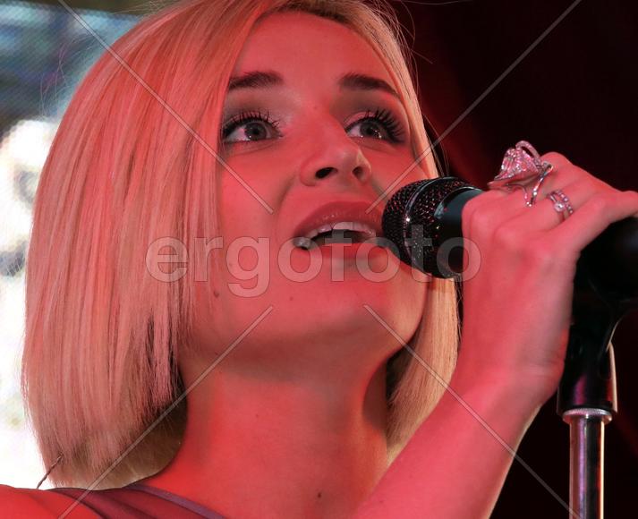 Полина Гагарина Певица Полина Гагарина на концерте в Кунцево-плаза