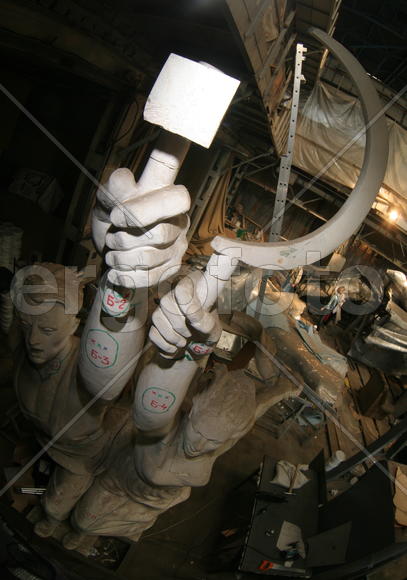 Реставрация статуи "Рабочий и колхозница"