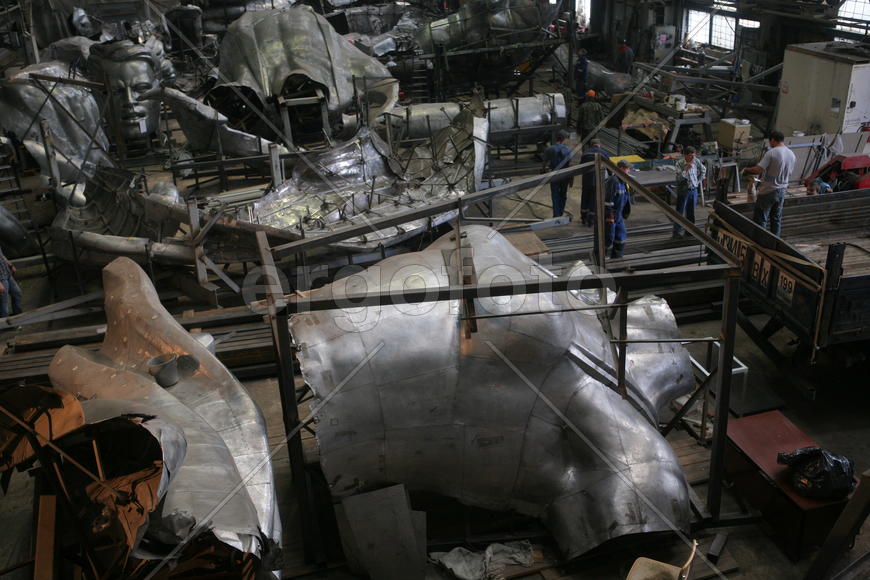 Реставрация статуи "Рабочий и колхозница"