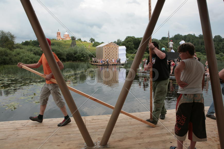 Люди на реке