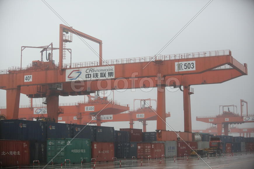 Город Чунцин, Китай.  Центр контейнерных перевозок.