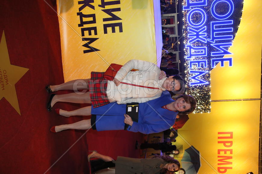 Светлана Сорокина с дочкой на премьере мюзикла "Поющие под дождем"