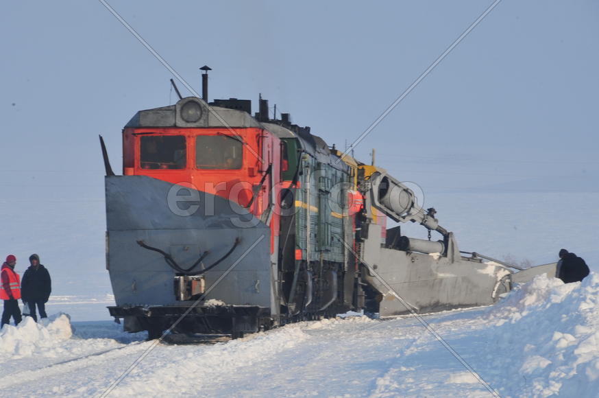 Чистка снега в тундре. Ямало-ненецкий  автономный округ. Город Салехард, поселок Лабытнанги. фото Се
