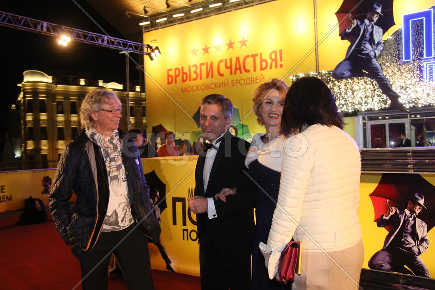 Премьера мюзикла "Поющие под дождем"