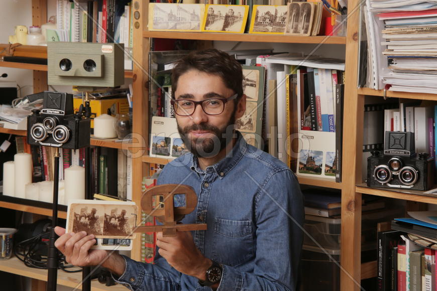 Историк Роман Шмидт демонстрирует деревяные очки с увелечительными стеклами 