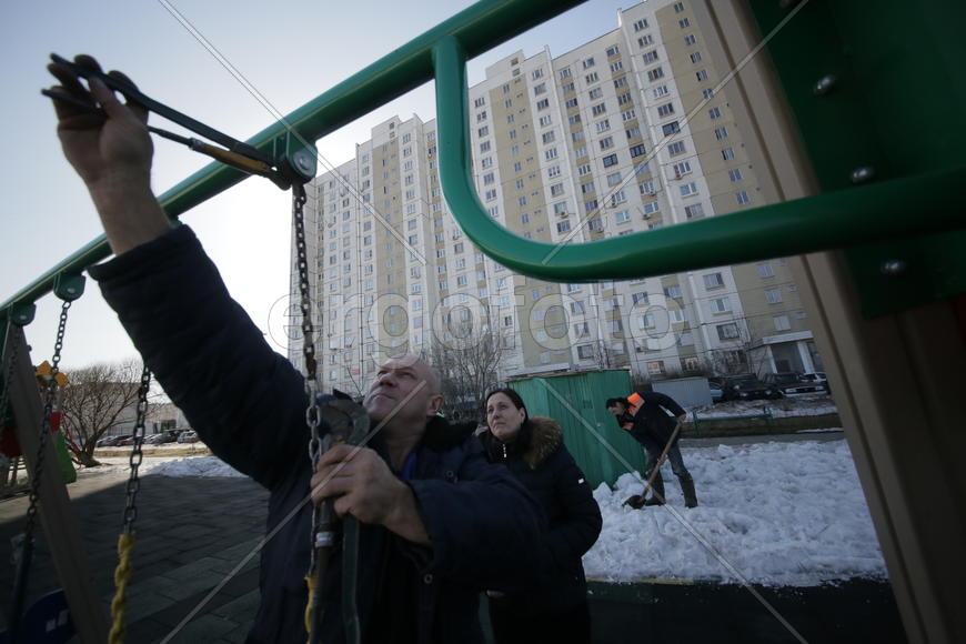 Инженер по благоустройству РЭУ-5 управы Люблино Ольга Лебедева и плотник РЭУ-5 Иван Алексеев