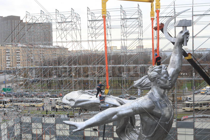 Реставрация статуи "Рабочий и колхозница"