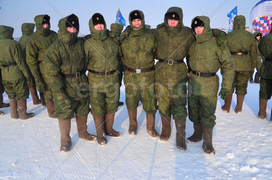 Солдаты на морозе во время лыжной гонки Лыжня России 2012. фото Сергей Шахиджанян. 12 февраля 2012. 