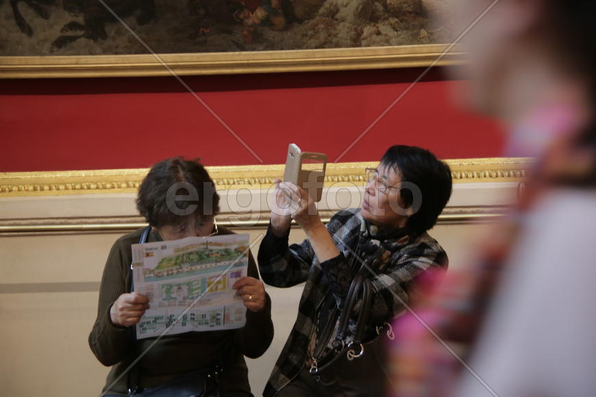 Туристы в музее Эрмитаж. Санкт-Петербруг