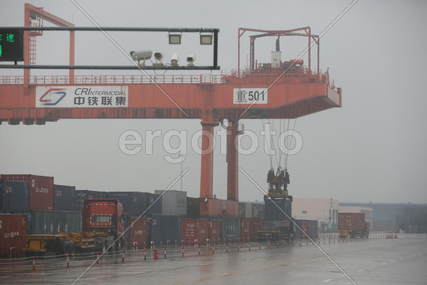Город Чунцин, Китай.  Центр контейнерных перевозок.