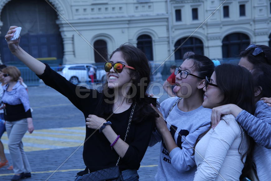 Китайские туристки на Красной площади делают селфи