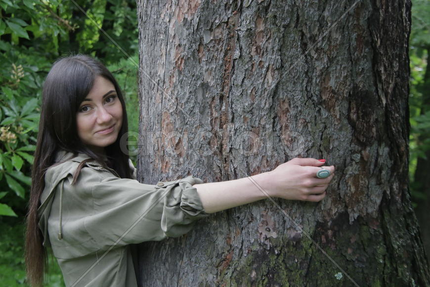 300-летняя лиственница. Девушка позирует у ствола дерева 