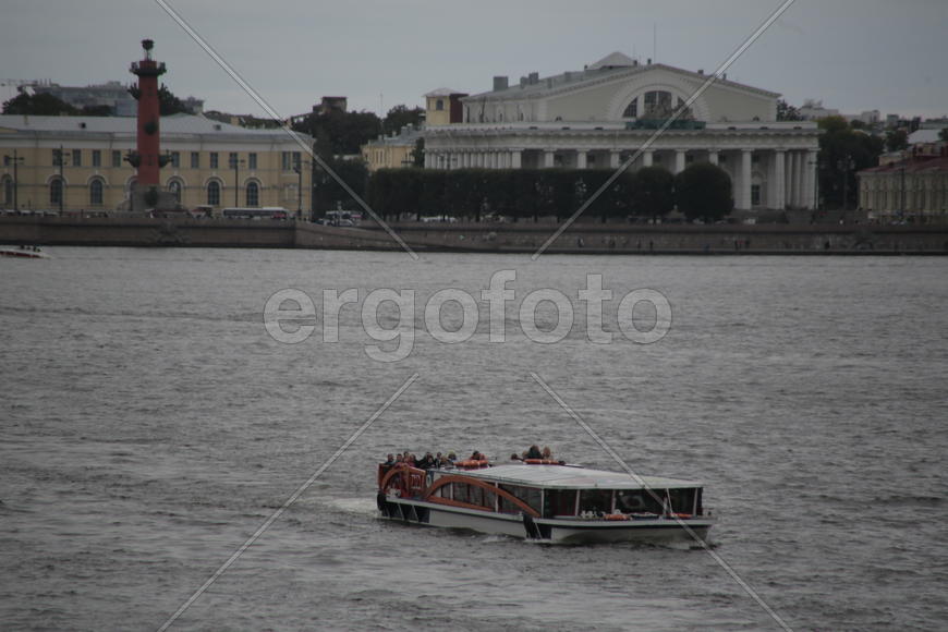 Туристы на водной прогулке на реке Неве,  Петропавловская крепость. Санкт-Петербруг