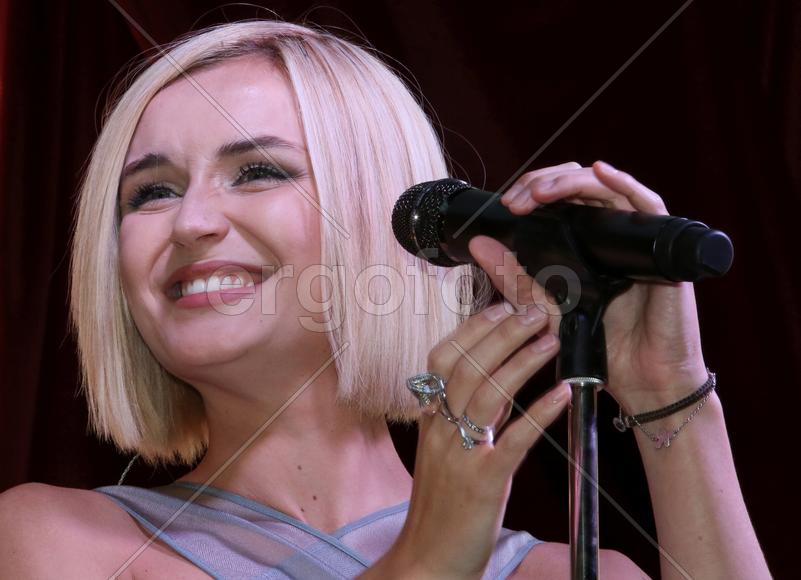 Певица Полина Гагарина на концерте в Кунцево-плаза