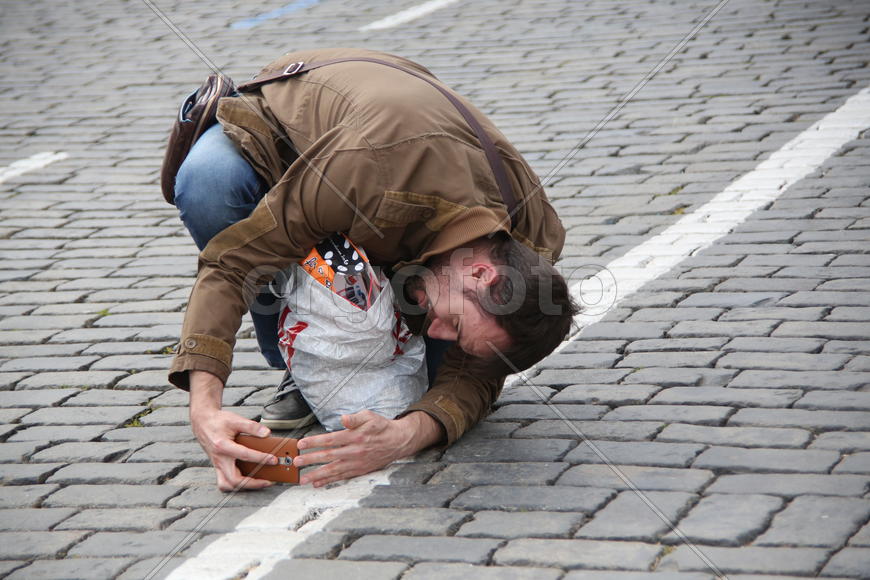 Мужчина делает снимок телефоном