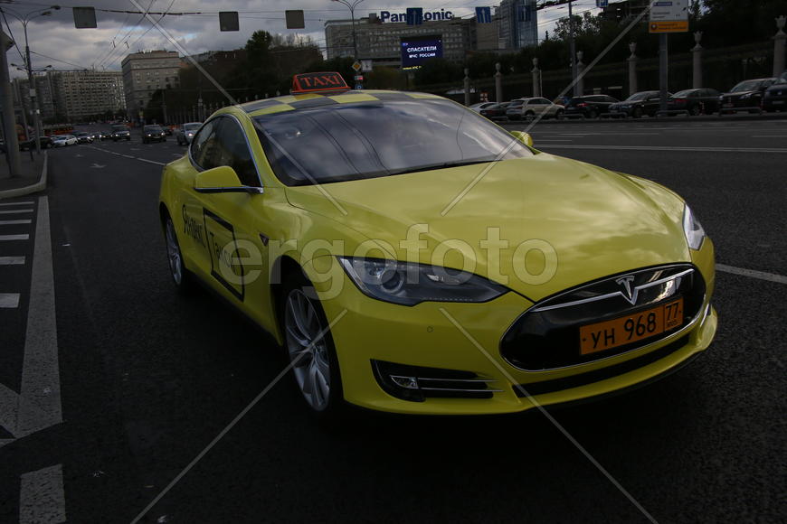 Первая в России электрозарядка. Электромобиль Tesla.