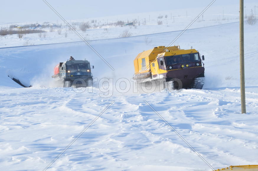 Тундра. Остатки цементного завода бывшей колонии. Ямало-ненецкий  автономный округ. Город Салехард, 
