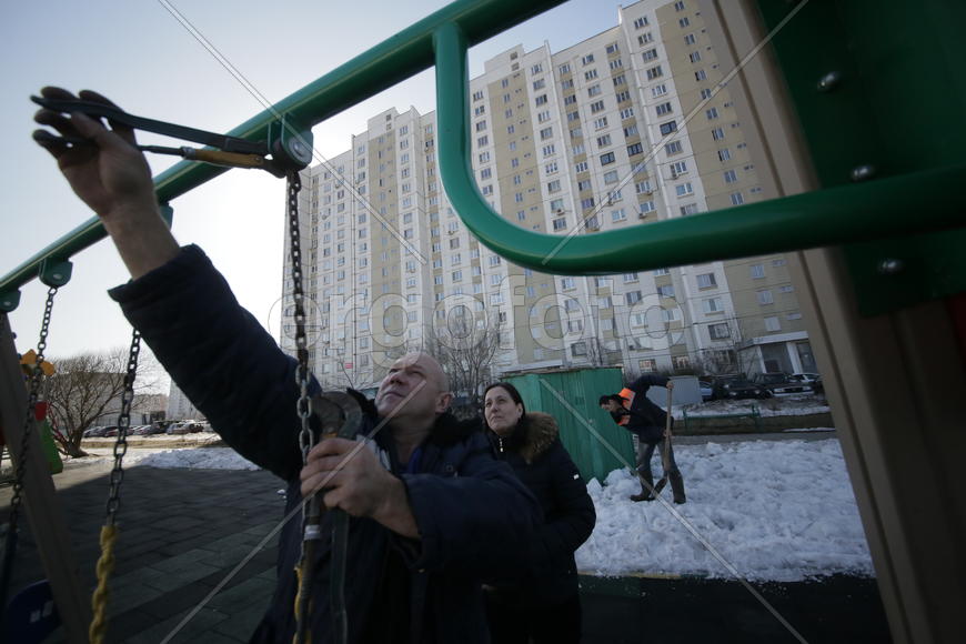 Инженер по благоустройству РЭУ-5 управы Люблино Ольга Лебедева и плотник РЭУ-5 Иван Алексеев