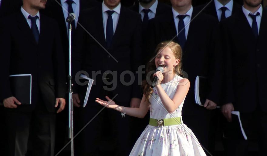 Девочка с микрофоном