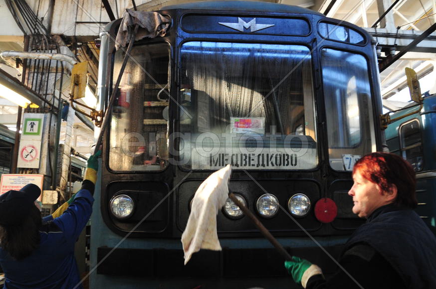 Мойка вагонов метро 8