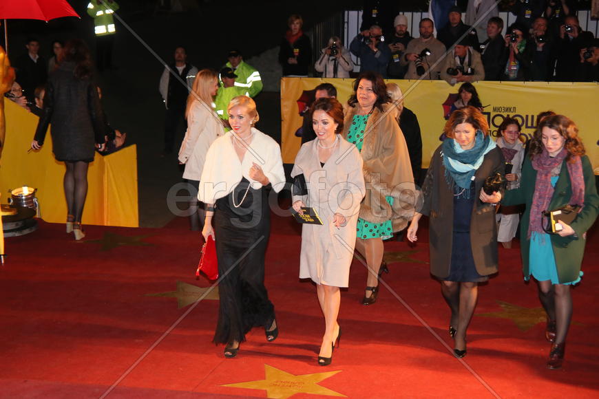 Премьера мюзикла "Поющие под дождем"