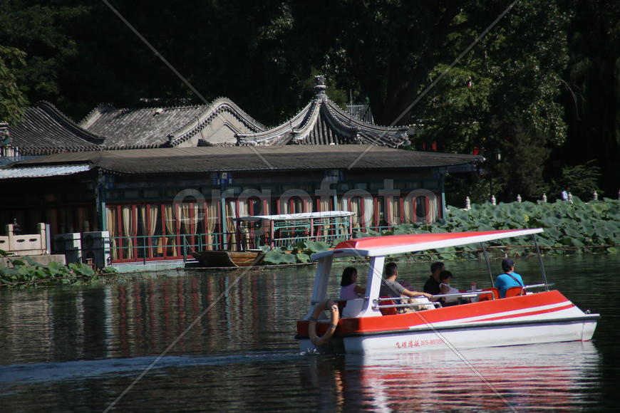 Лодка на воде.