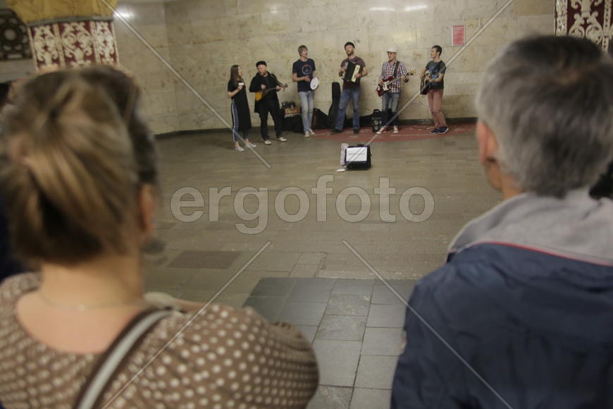 Музыканты ансамбля "Люди вольные" выступают на станции метро "Комсомольская". Москва. Россия 