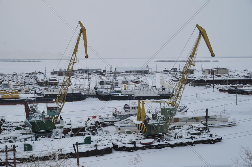 ¬иды на реку ќбь и порт. ямало-ненецкий  автономный округ. √ород —алехард, поселок Ћабытнанги. фото 